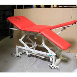 Behandlungsliege 4-tlg. mit neuem Polster u. 2-geteiltem Fußteil 